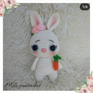 Mini conejo amigurumi con zanahorias paso a paso