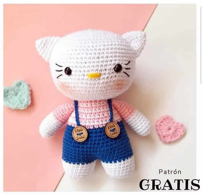 Hello Kitty amigurumi con peto azul