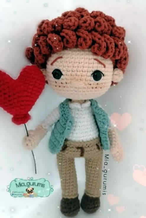 Muñeco amigurumi Valentín con cerrazón Muñeco amigurumi Valentín con corazón