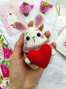 Conejito con corazón amigurumi