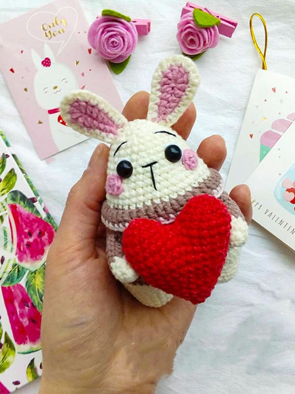 Conejito con corazón amigurumi