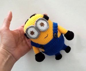 Minion amigurumi a crochet