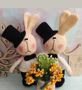 Conejitos amigurumi con sombrero