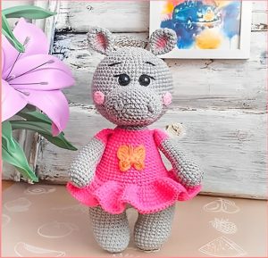 Hipopótama con vestido